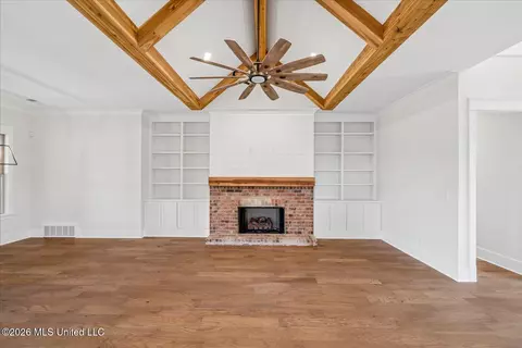 Living - 4183 Edison Dr, Nesbit, MS 38651 photo 2 of 4