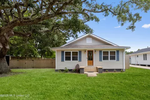 122 E Third St, Long Beach, MS 39560