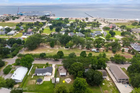 View/Area - 122 E Third St, Long Beach, MS 39560 photo 4 of 4