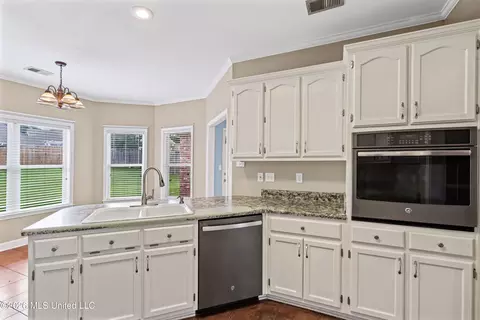 Kitchen - 159 Cross Creek Dr, Hernando, MS 38632 photo 2 of 3