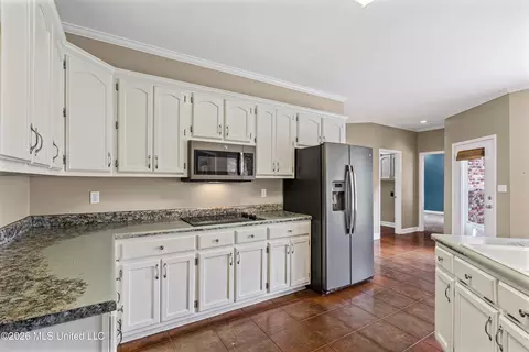 Kitchen - 159 Cross Creek Dr, Hernando, MS 38632 photo 3 of 3