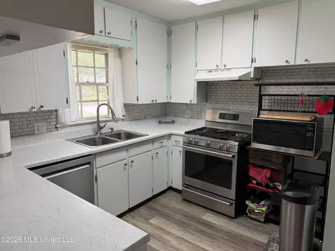 Kitchen - 323 Hightower St, Sardis, MS 38666 photo 2 of 2