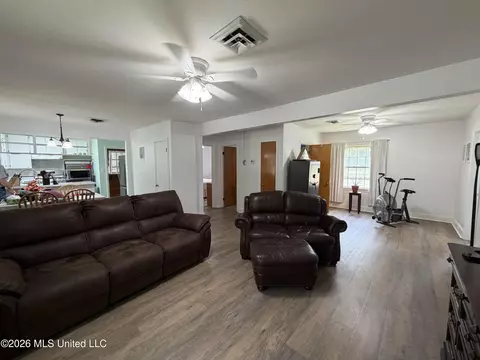 Living - 323 Hightower St, Sardis, MS 38666 photo 2 of 3