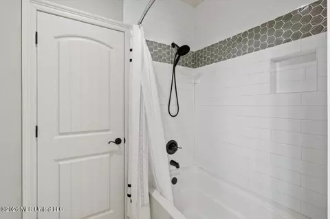 Bath - 637 Kylemore Ln, Brandon, MS 39047 photo 6 of 6