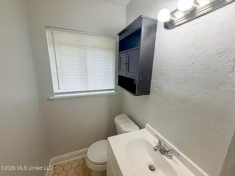 Bath - 939 Pine Lake Dr, Jackson, MS 39206 photo 2 of 3