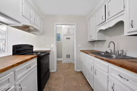 Kitchen - 125 Brandy Run Rd, Brandon, MS 39047 photo 2 of 2