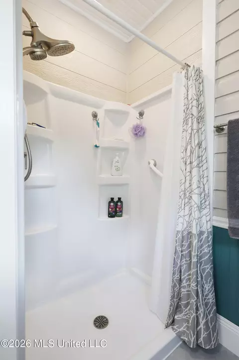 Bath - 723 Delaware Ave, Mccomb, MS 39648 photo 2 of 8