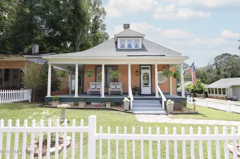 723 Delaware Ave, Mccomb, MS 39648