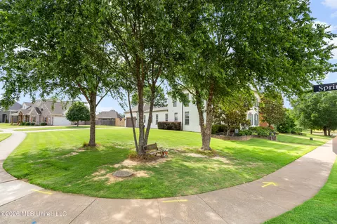 Exterior - 3111 W Beauvoir Pl, Hernando, MS 38632 photo 6 of 9