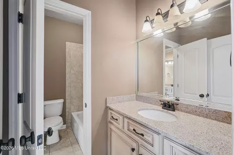 Bath - 3111 W Beauvoir Pl, Hernando, MS 38632 photo 4 of 5