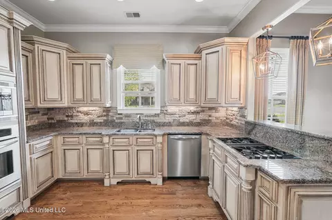 Kitchen - 3111 W Beauvoir Pl, Hernando, MS 38632 photo 3 of 4