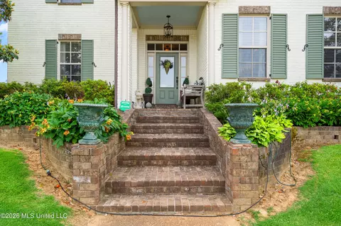 Exterior - 3111 W Beauvoir Pl, Hernando, MS 38632 photo 3 of 11