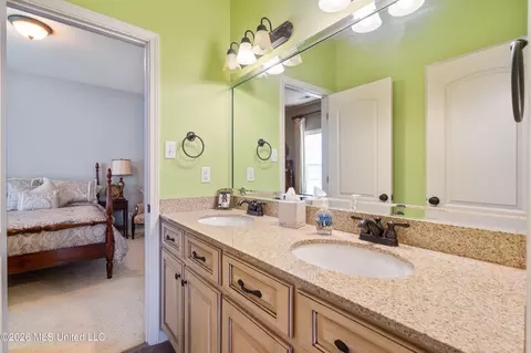 Bath - 3111 W Beauvoir Pl, Hernando, MS 38632 photo 6 of 7