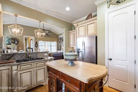 Kitchen - 3111 W Beauvoir Pl, Hernando, MS 38632 photo 3 of 3