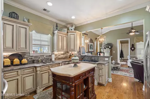 Kitchen - 3111 W Beauvoir Pl, Hernando, MS 38632 photo 2 of 3