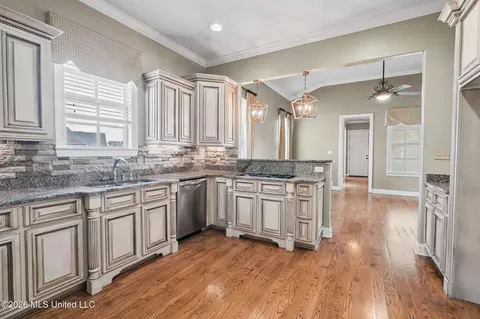 Kitchen - 3111 W Beauvoir Pl, Hernando, MS 38632 photo 4 of 4