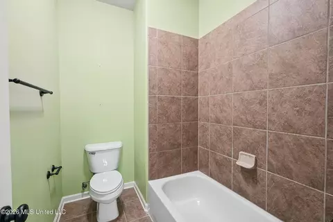Bath - 3111 W Beauvoir Pl, Hernando, MS 38632 photo 5 of 5