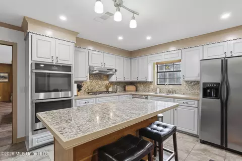 Kitchen - 102 Michael Cv, Brandon, MS 39047 photo 2 of 5