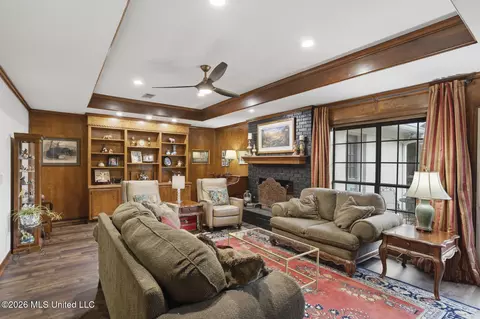 Living - 102 Michael Cv, Brandon, MS 39047 photo 2 of 3