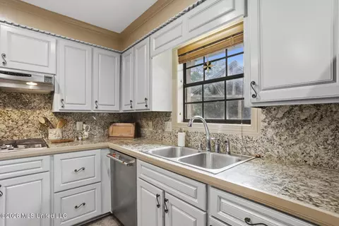 Kitchen - 102 Michael Cv, Brandon, MS 39047 photo 4 of 5
