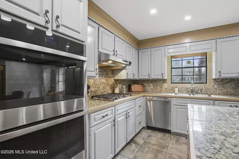 Kitchen - 102 Michael Cv, Brandon, MS 39047 photo 5 of 5