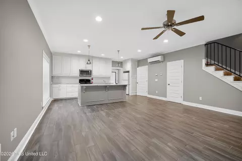 Living - 3511 N State St #11 & 13, Jackson, MS 39216 photo 6 of 7