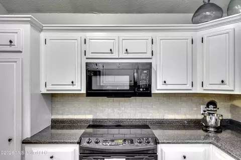 Kitchen - 690 Olympic Dr, Flowood, MS 39232 photo 4 of 7
