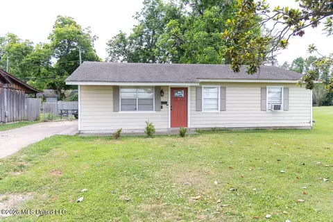 707 Cherokee Rd, Greenwood, MS 38930