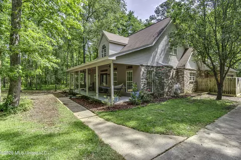 279 Fox Run Rd, Brandon, MS 39047