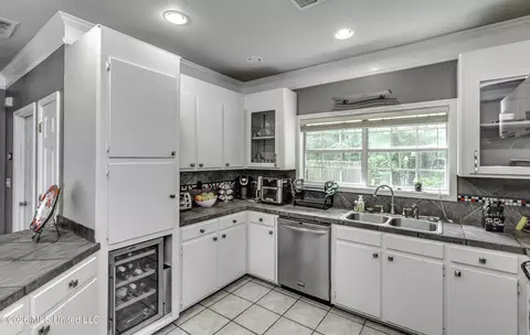 Kitchen - 279 Fox Run Rd, Brandon, MS 39047 photo 5 of 6