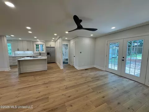 Living - 515 Duncan Ave, Natchez, MS 39120 photo 4 of 7