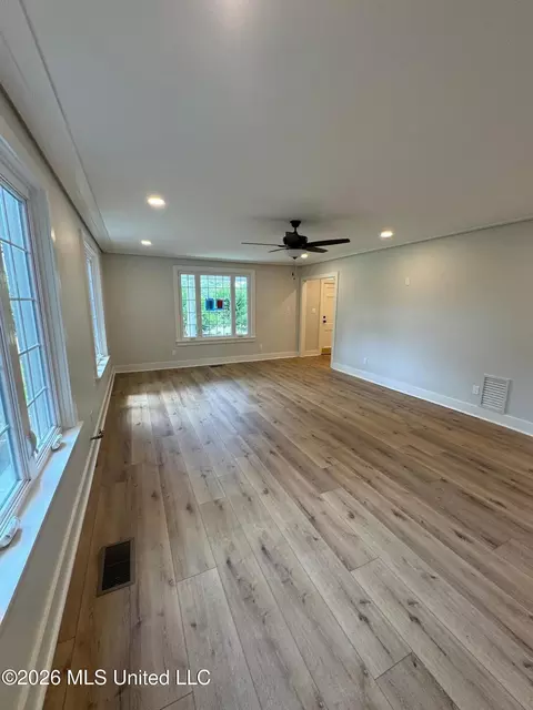 Living - 515 Duncan Ave, Natchez, MS 39120 photo 2 of 7