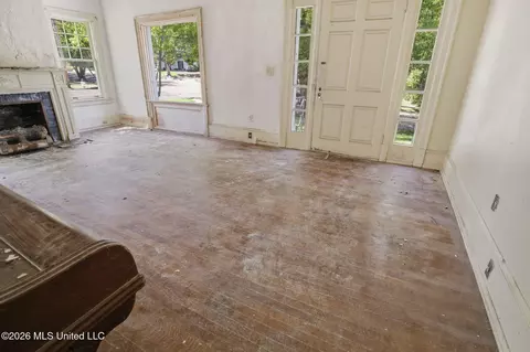 Living - 801 Belhaven St, Jackson, MS 39202 photo 2 of 3