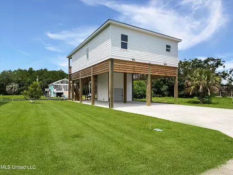 56 Good St, Bay Saint Louis, MS 39520