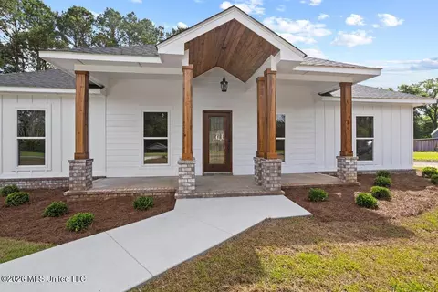 129 Southern Hills Dr, Lucedale, MS 39452