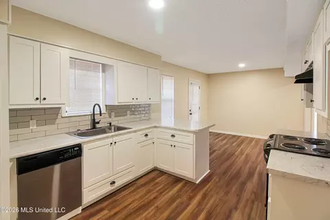 Kitchen - 2334 N Pine Lea Dr, Jackson, MS 39209 photo 2 of 3