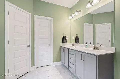 Bath - 2336 Scott Meadows Ln, Hernando, MS 38632 photo 1 of 3