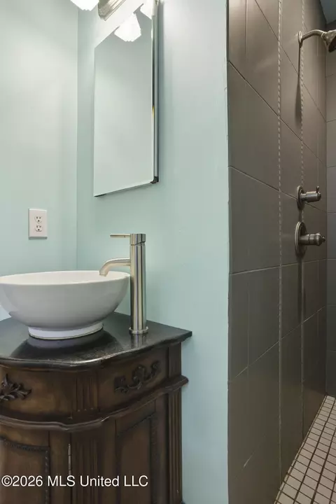 Bath - 1010 Cedar Hill Dr, Jackson, MS 39206 photo 5 of 5