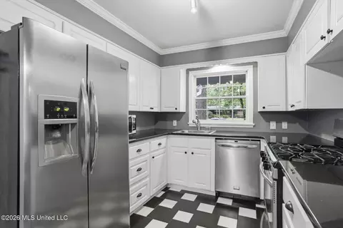 Kitchen - 1010 Cedar Hill Dr, Jackson, MS 39206 photo 3 of 4