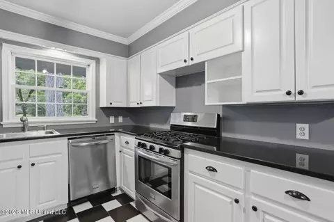 Kitchen - 1010 Cedar Hill Dr, Jackson, MS 39206 photo 2 of 4