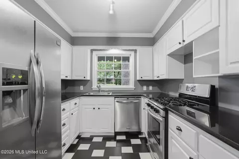 Kitchen - 1010 Cedar Hill Dr, Jackson, MS 39206 photo 1 of 4