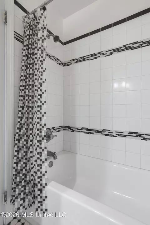 Bath - 1010 Cedar Hill Dr, Jackson, MS 39206 photo 3 of 5