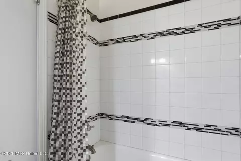 Bath - 1010 Cedar Hill Dr, Jackson, MS 39206 photo 2 of 5