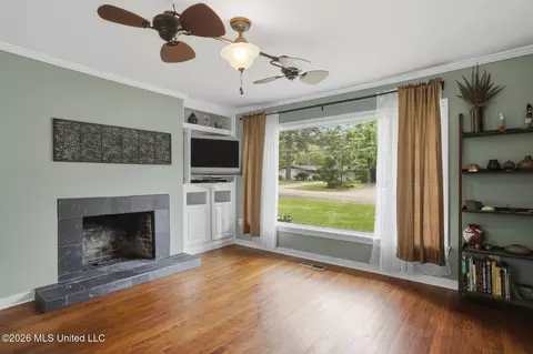 Living - 1010 Cedar Hill Dr, Jackson, MS 39206 photo 2 of 3