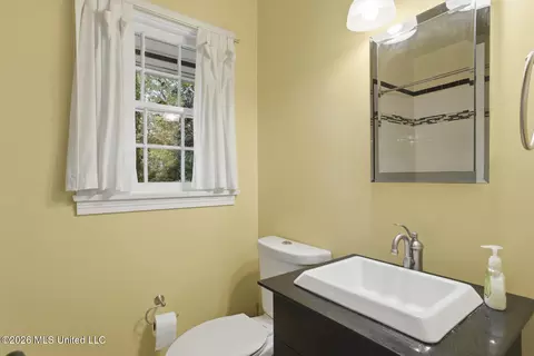 Bath - 1010 Cedar Hill Dr, Jackson, MS 39206 photo 1 of 5