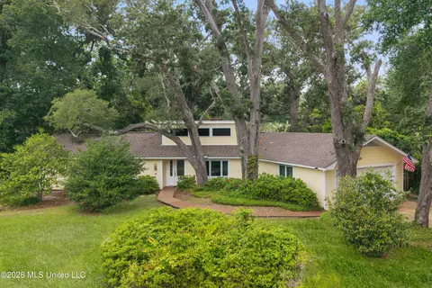124 Shadowlawn Ave, Pass Christian, MS 39571