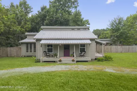 321 Surf St, Waveland, MS 39576