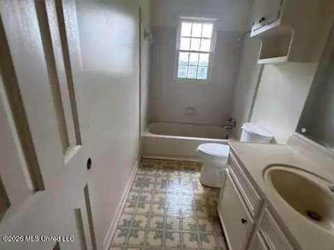 Bath - 3936 Lost Lake Cir, Jackson, MS 39212 photo 1 of 2