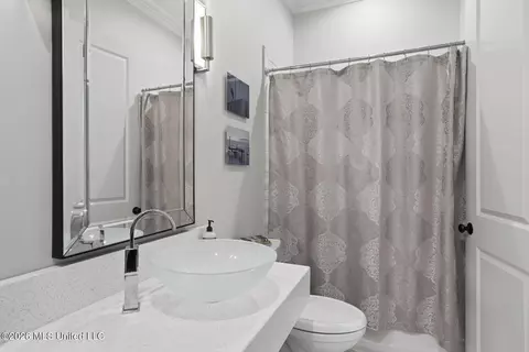 Bath - 1372 E Northside Dr, Jackson, MS 39211 photo 2 of 7