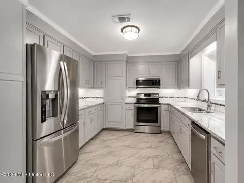 Kitchen - 214 Swallow Dr, Brandon, MS 39047 photo 2 of 2